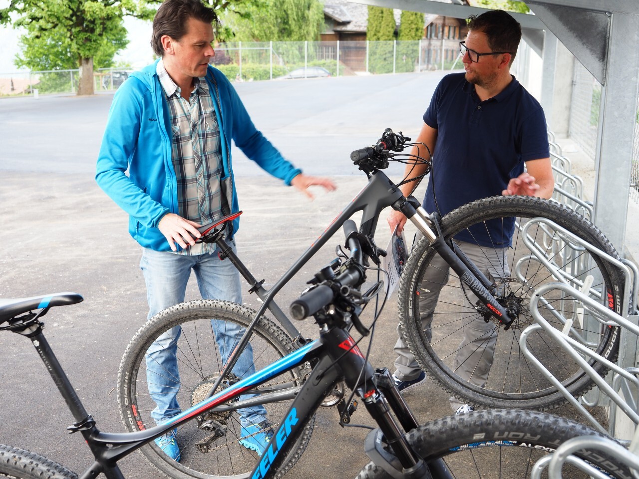 Pascal Eggimann berät beim Kauf eines Velounständers