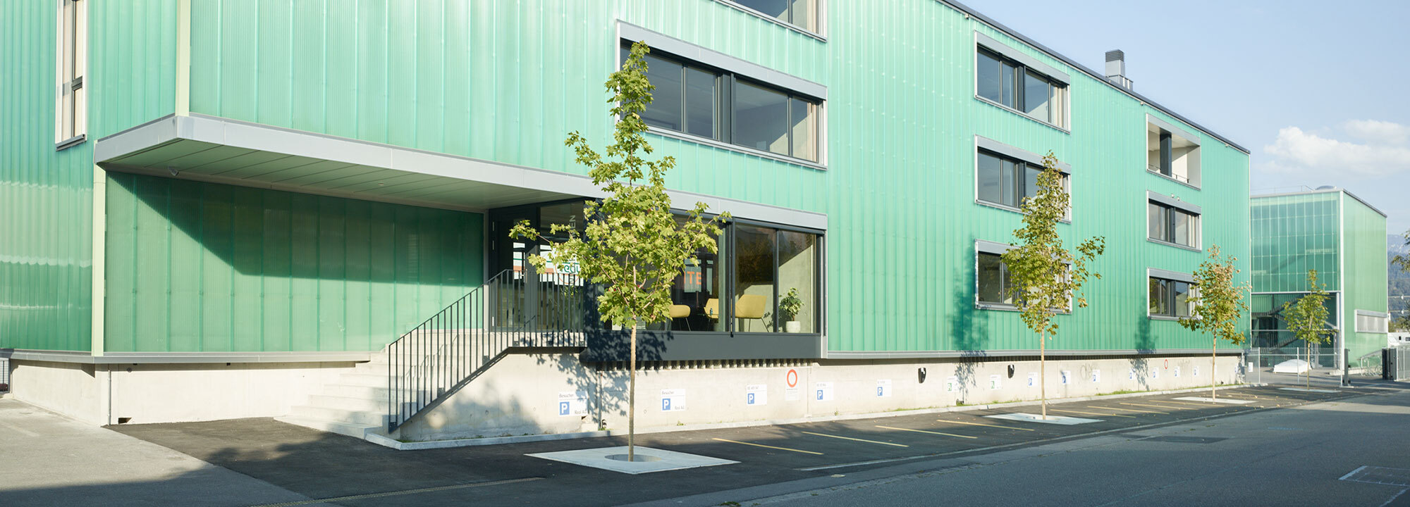 Real Bürogebäude und Logistikhalle